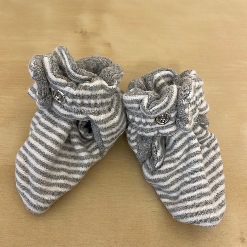Burts Bees Baby Organic Cotton booties- 6-9month